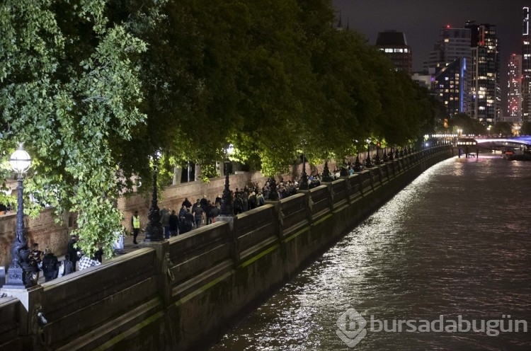 Londra'da Kraliçe'nin naaşını ziyaretler devam ediyor