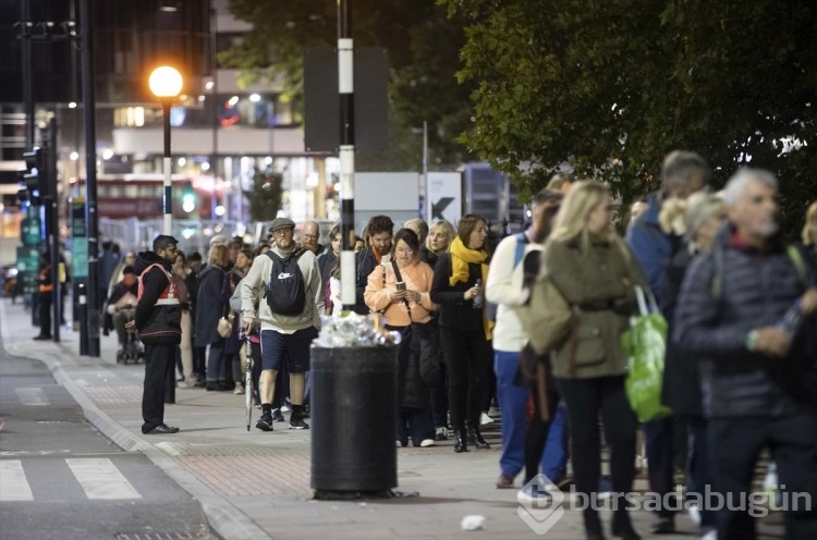 Londra'da Kraliçe'nin naaşını ziyaretler devam ediyor