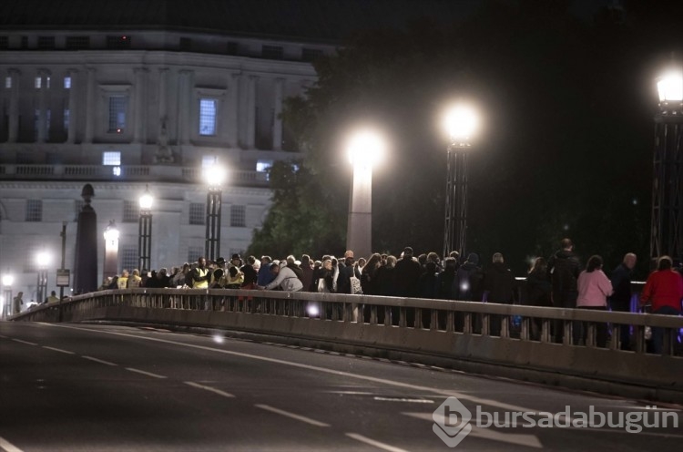 Londra'da Kraliçe'nin naaşını ziyaretler devam ediyor