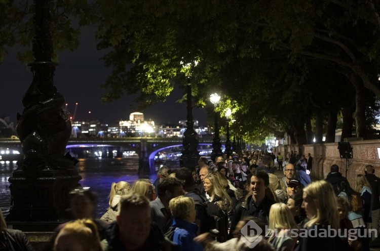 Londra'da Kraliçe'nin naaşını ziyaretler devam ediyor