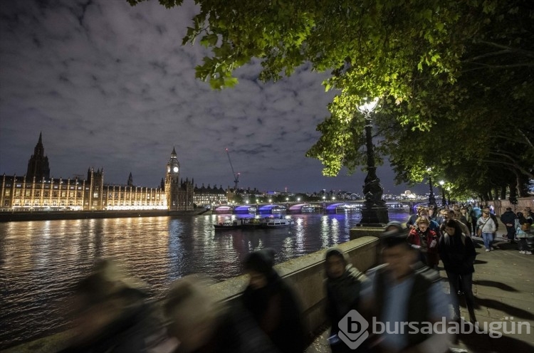 Londra'da Kraliçe'nin naaşını ziyaretler devam ediyor