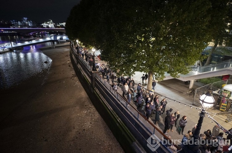Londra'da Kraliçe'nin naaşını ziyaretler devam ediyor