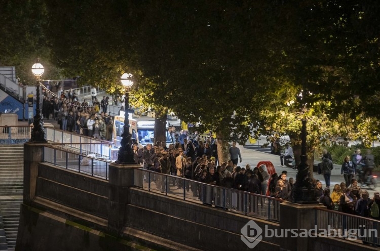Londra'da Kraliçe'nin naaşını ziyaretler devam ediyor