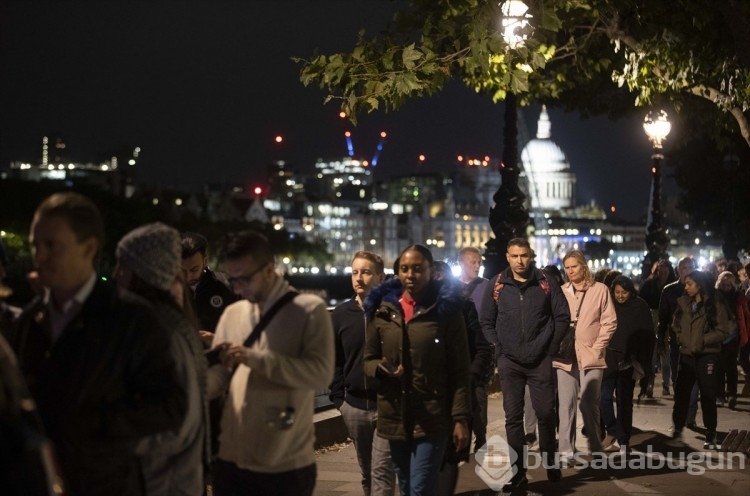 Londra'da Kraliçe'nin naaşını ziyaretler devam ediyor
