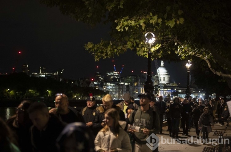 Londra'da Kraliçe'nin naaşını ziyaretler devam ediyor
