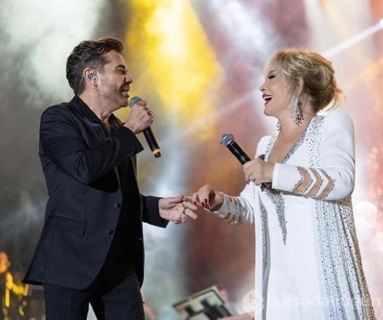 Kenan Doğulu, Emel Sayın'ı öpücüklere boğdu