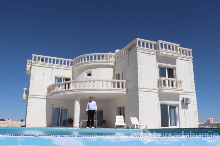 Çocukları dönsün diye köye havuzlu villa yaptırdı