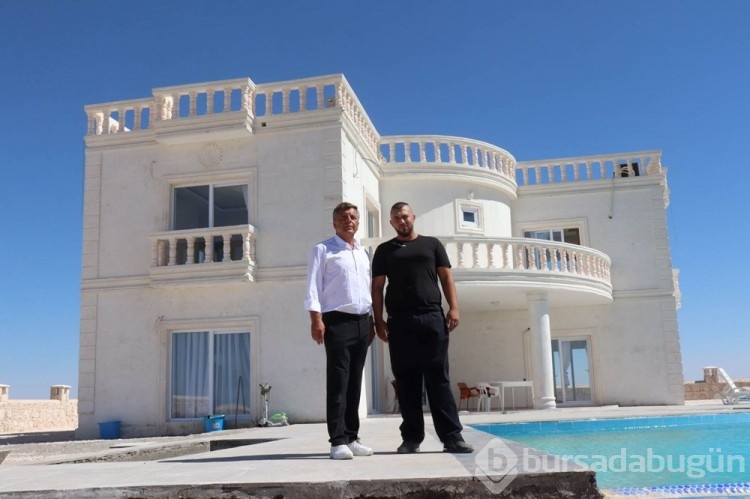 Çocukları dönsün diye köye havuzlu villa yaptırdı