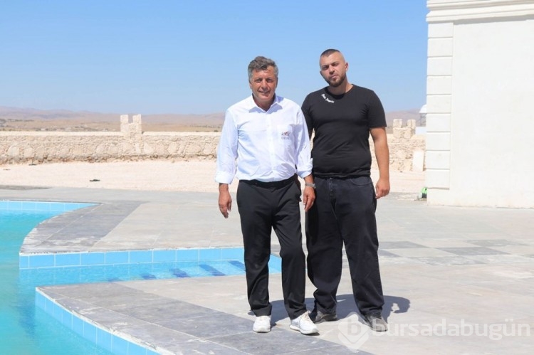 Çocukları dönsün diye köye havuzlu villa yaptırdı