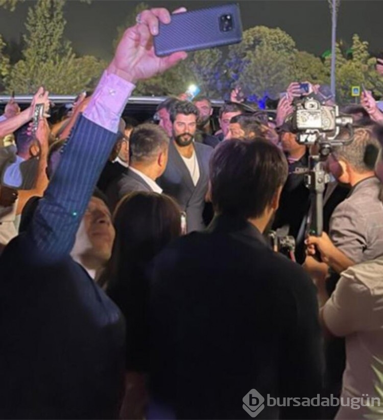 Burak Özçivit'in balmumu heykeli sosyal medyayı karıştırdı
