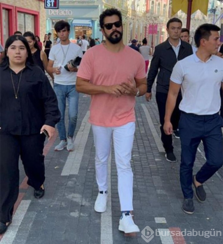 Burak Özçivit'in balmumu heykeli sosyal medyayı karıştırdı
