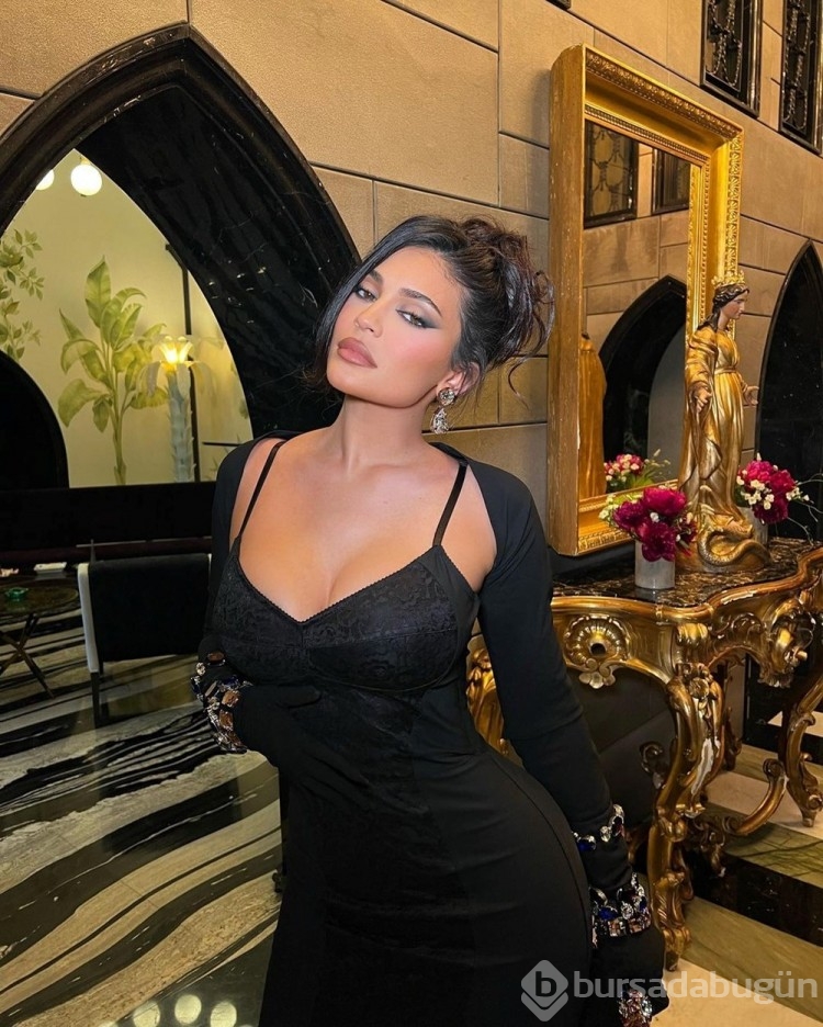 Kylie Jenner çekimde kendi ürünlerini tanıttı