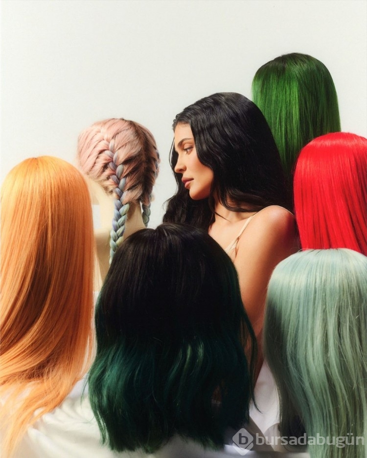 Kylie Jenner çekimde kendi ürünlerini tanıttı