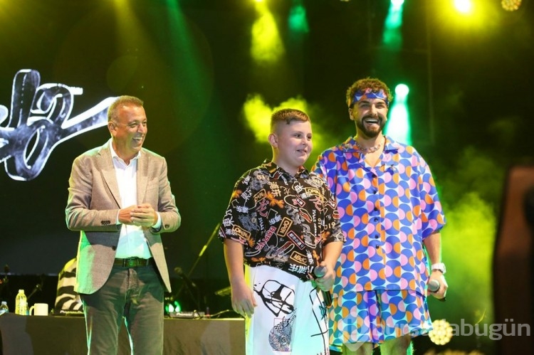 Rap şarkıcısı Sefo ile sosyal medya fenomeni Fevzi aynı sahnede