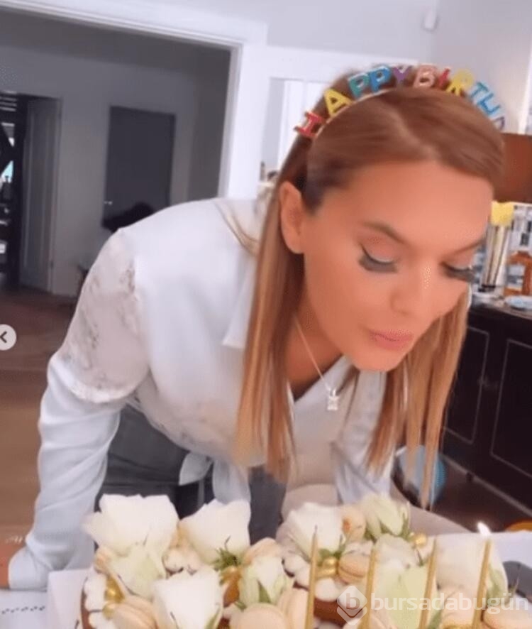 Demet Akalın takipçilerini geçmişe götürdü