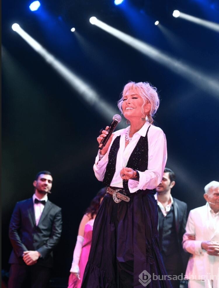 Semiramis Pekkan 53 yıl sonra şarkı söyledi
