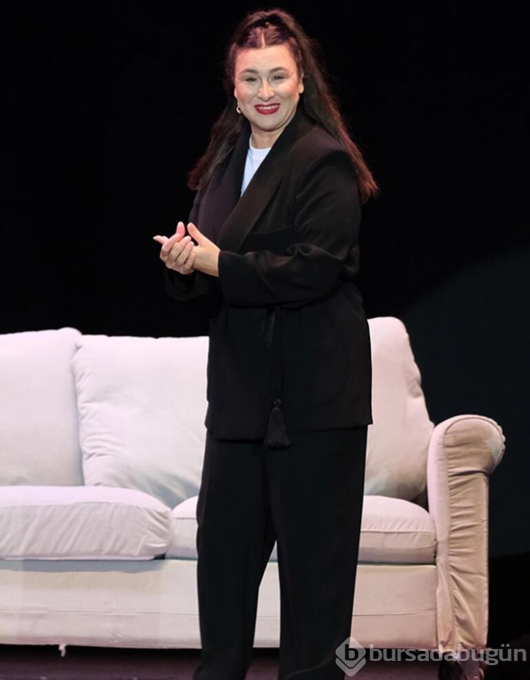 Yasemin Sakallıoğlu'ndan yağmur altındfa stand-up
