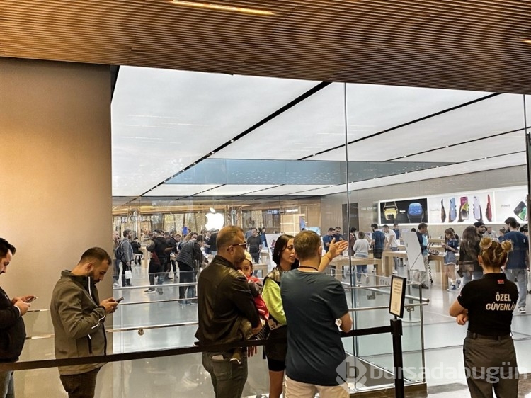 Yeni iPhone'lar için kuyruğa girdiler
