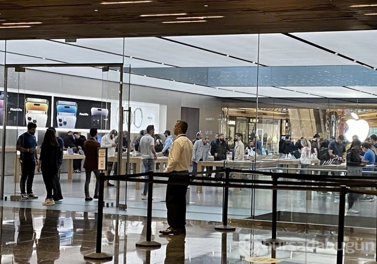Yeni iPhone'lar için kuyruğa girdiler

