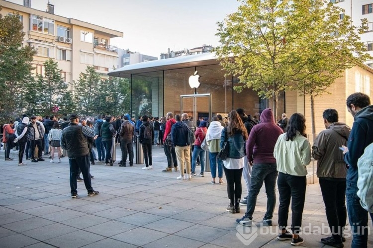 Yeni iPhone'lar için kuyruğa girdiler
