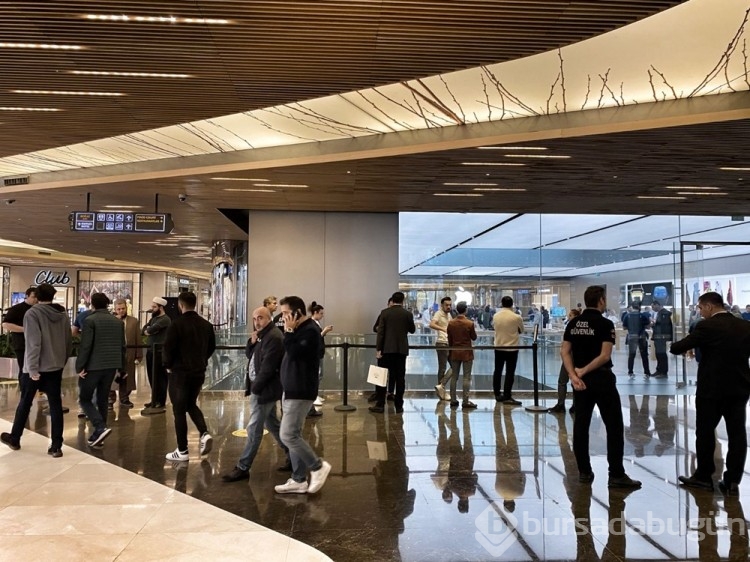 Yeni iPhone'lar için kuyruğa girdiler
