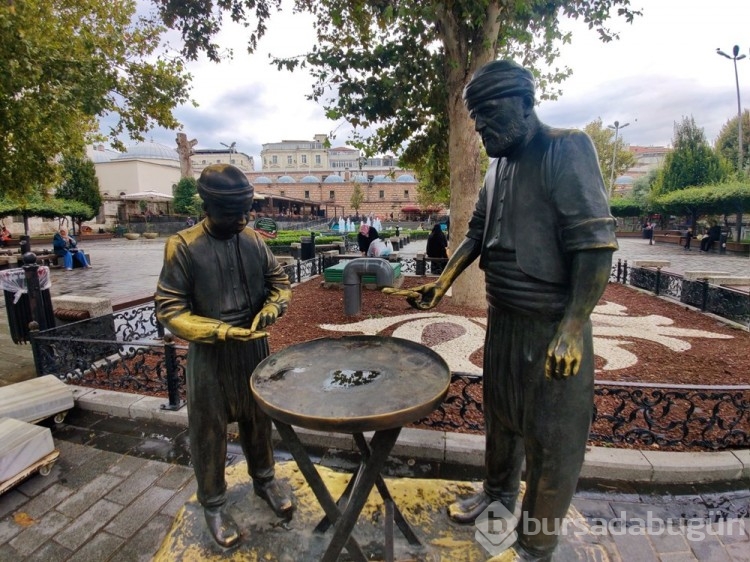 Eminönü'ndeki heykelin simitleri çalındı