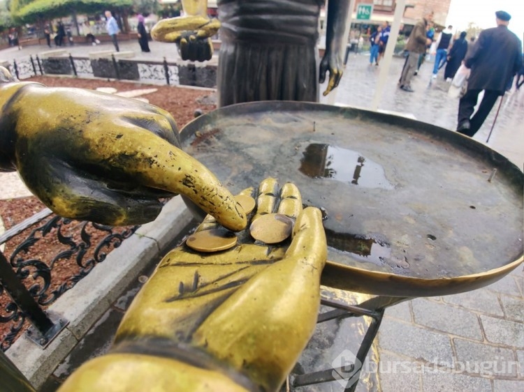 Eminönü'ndeki heykelin simitleri çalındı