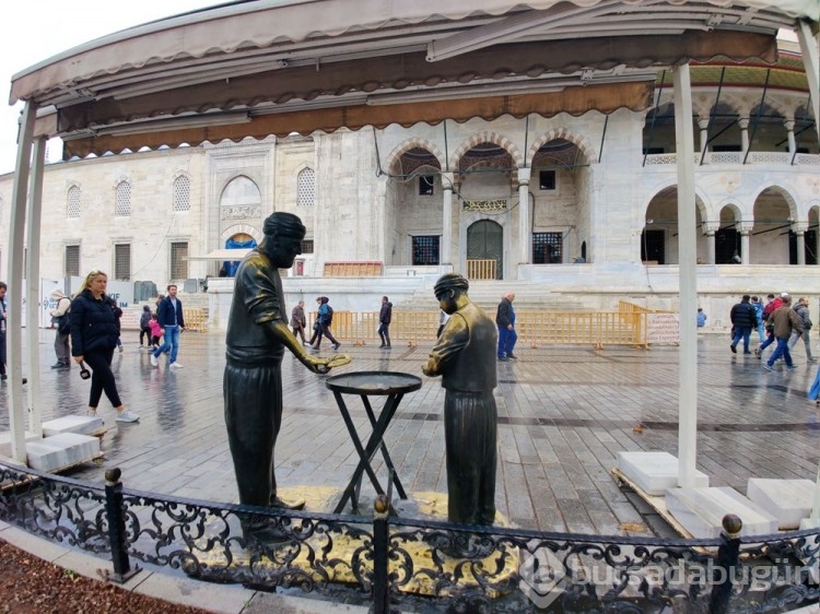 Eminönü'ndeki heykelin simitleri çalındı