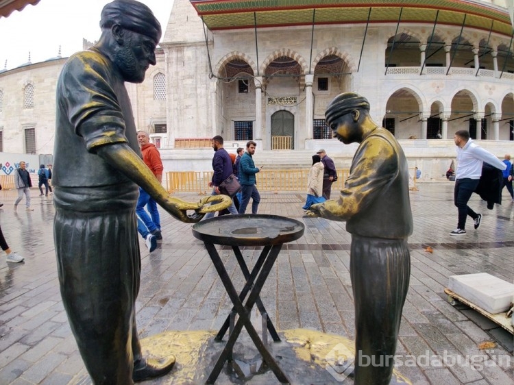 Eminönü'ndeki heykelin simitleri çalındı