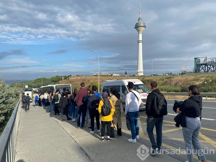 Öğrenciler otobüs sırasında: Metrelerce kuyruk oluştu