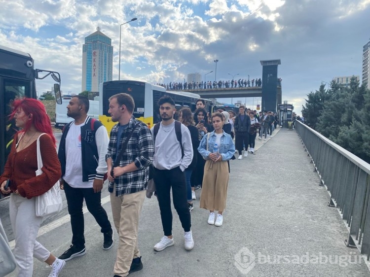 Öğrenciler otobüs sırasında: Metrelerce kuyruk oluştu