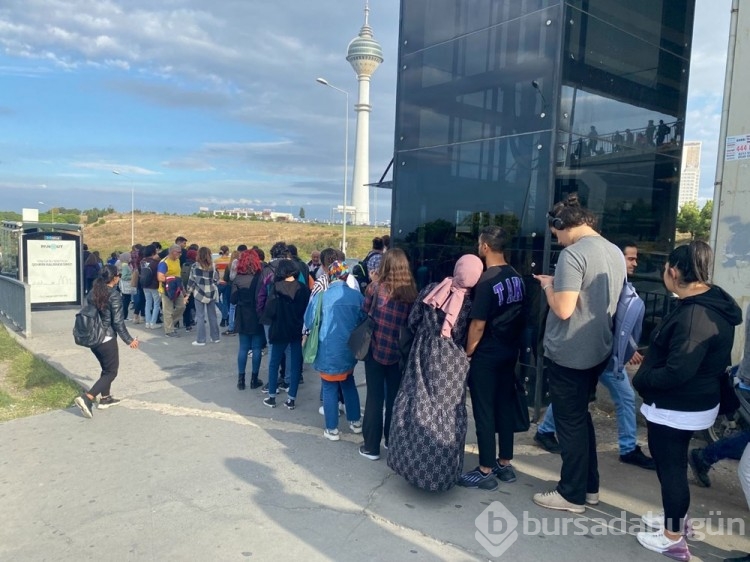 Öğrenciler otobüs sırasında: Metrelerce kuyruk oluştu