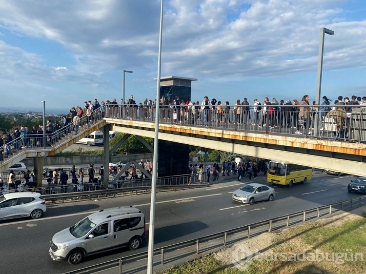 Öğrenciler otobüs sırasında: Metrelerce kuyruk oluştu