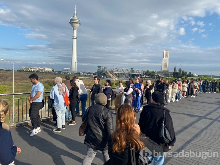Öğrenciler otobüs sırasında: Metrelerce kuyruk oluştu