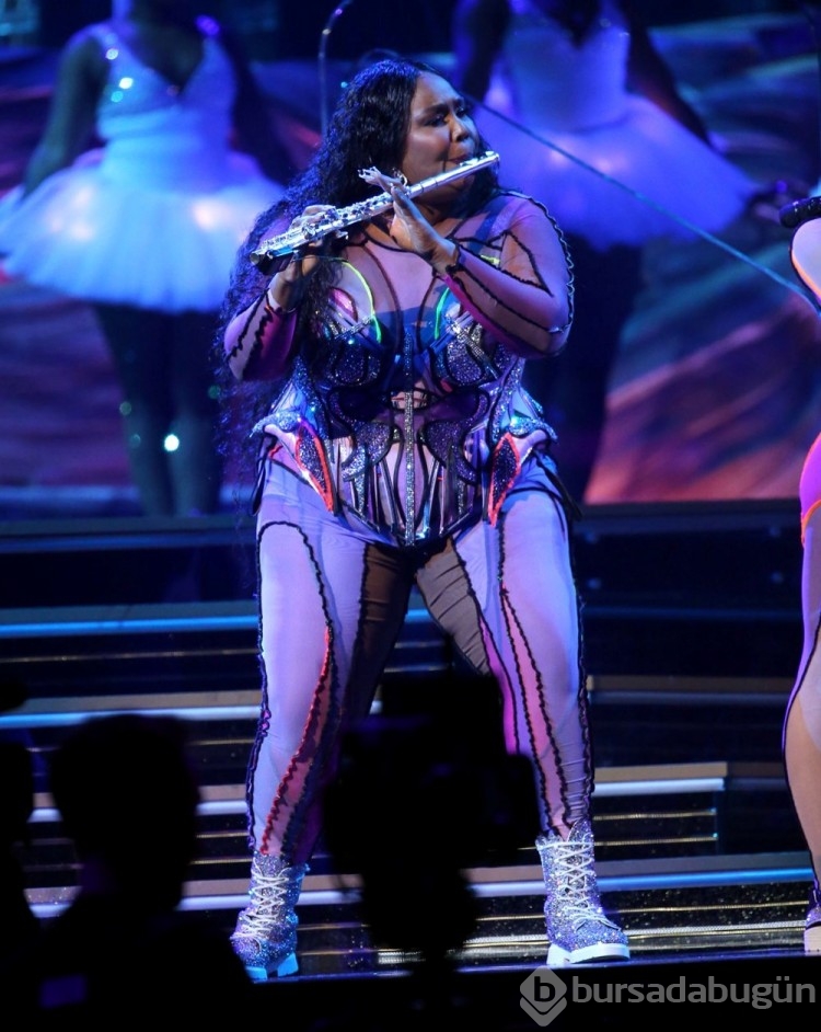 Lizzo sahnede çaldığı 200 yıllık kristal flütle tarihe geçti

