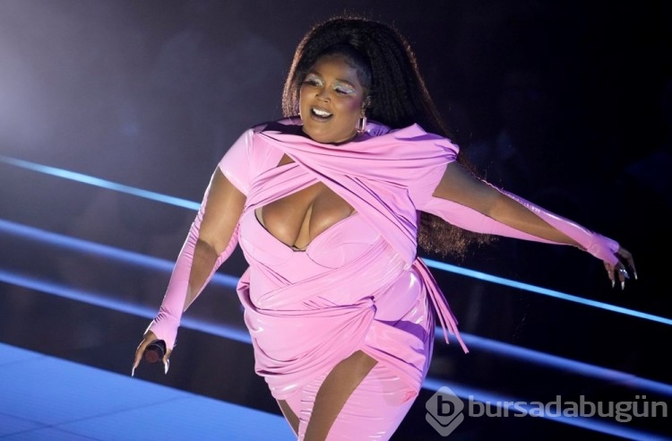 Lizzo sahnede çaldığı 200 yıllık kristal flütle tarihe geçti

