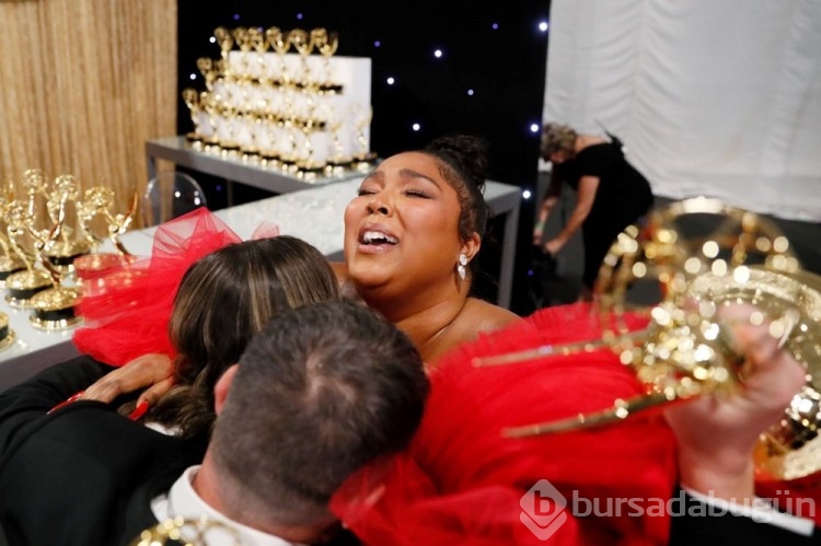 Lizzo sahnede çaldığı 200 yıllık kristal flütle tarihe geçti

