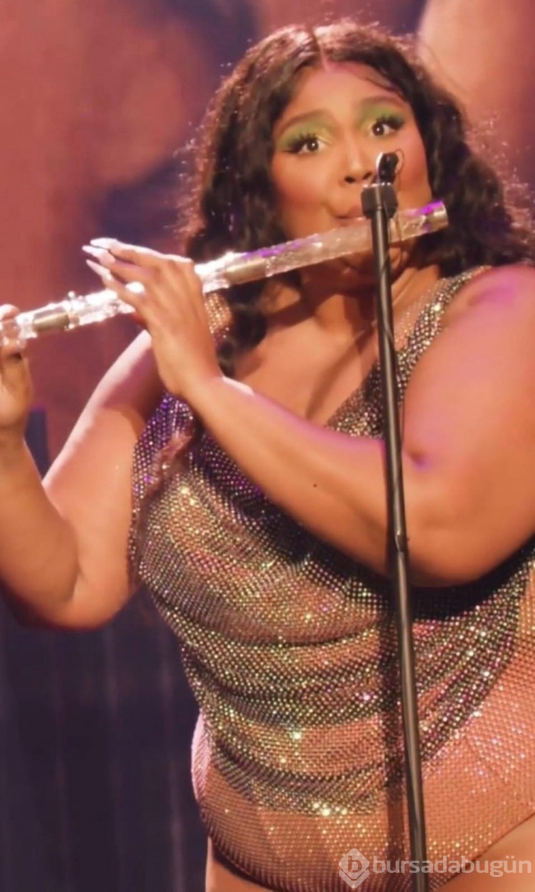Lizzo sahnede çaldığı 200 yıllık kristal flütle tarihe geçti

