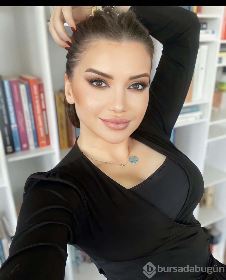 Esra Ezmeci ilk kez annesi ve kardeşini paylaştı!