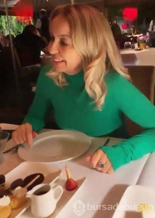 Esra Ezmeci ilk kez annesi ve kardeşini paylaştı!