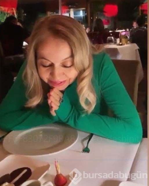 Esra Ezmeci ilk kez annesi ve kardeşini paylaştı!
