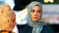 İrem Sak, başörtüsü taktı
