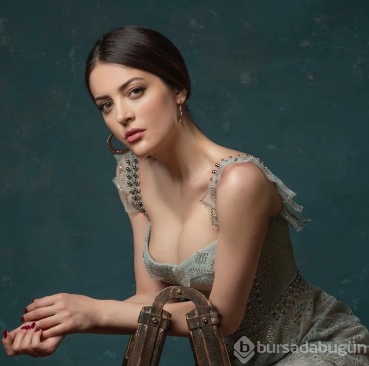 İrem Sak, başörtüsü taktı
