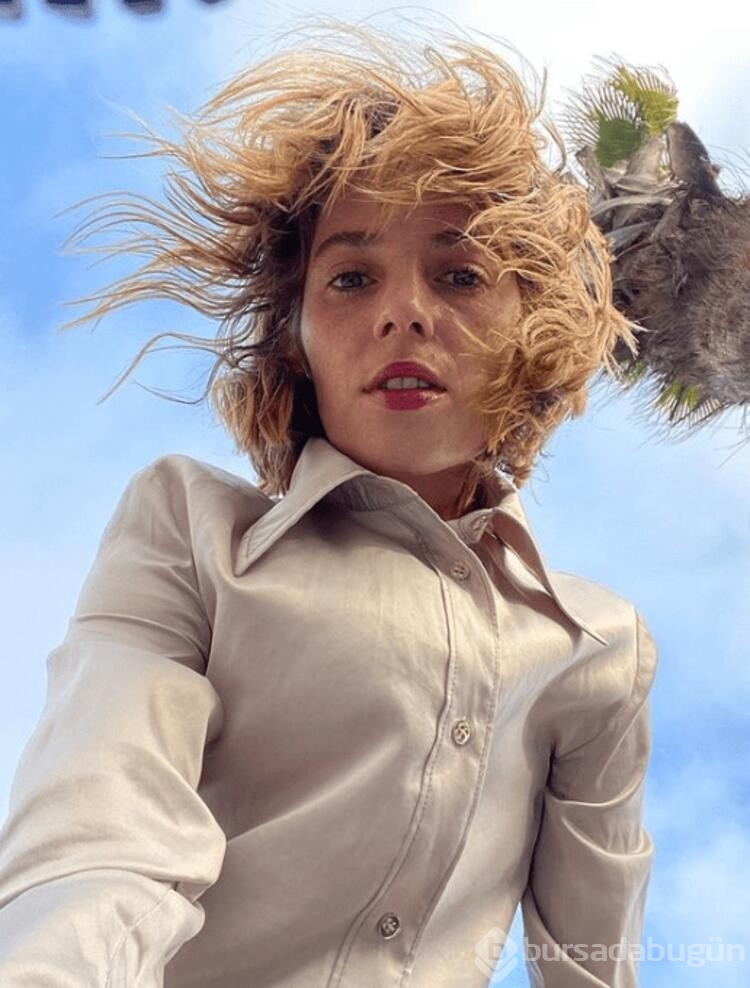 Maya Hawke annesinin izinden gidiyor