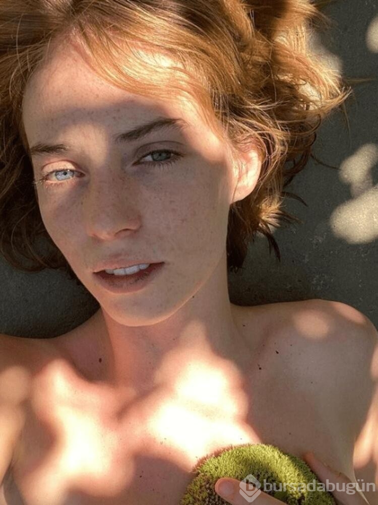 Maya Hawke annesinin izinden gidiyor