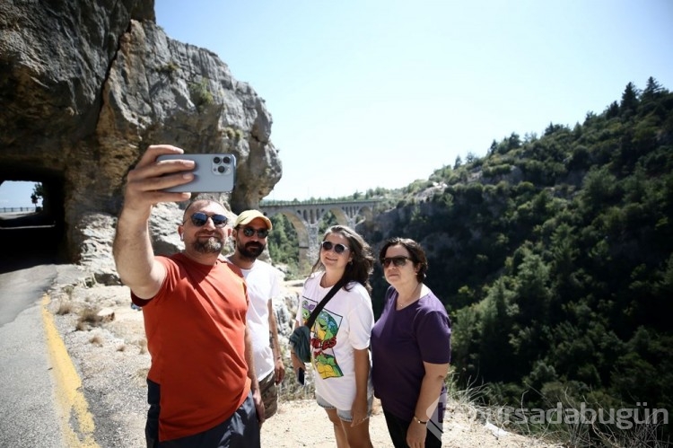 James Bond ile ünlenen Varda Köprüsü'ne yoğun ilgi