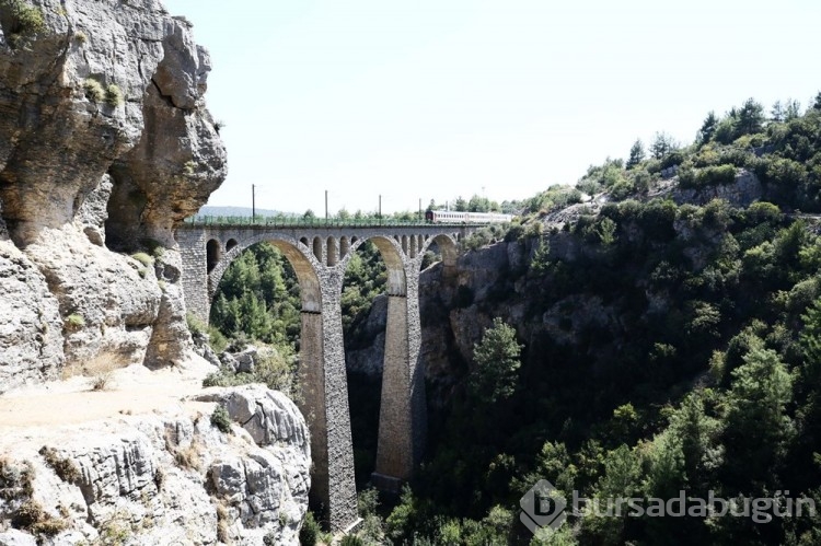 James Bond ile ünlenen Varda Köprüsü'ne yoğun ilgi