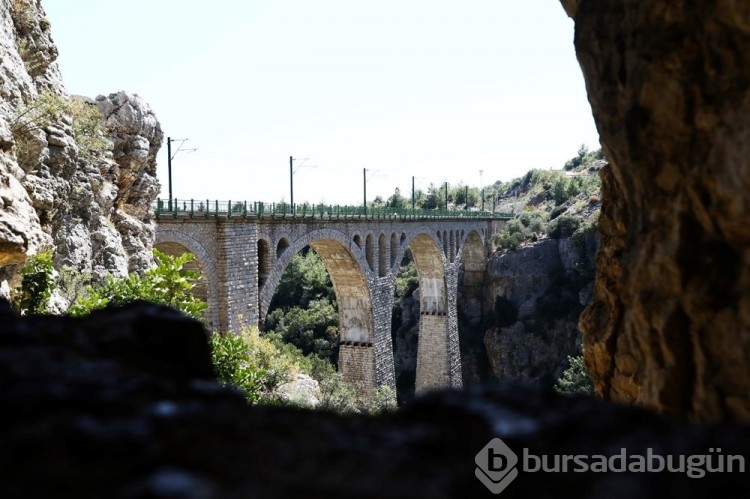 James Bond ile ünlenen Varda Köprüsü'ne yoğun ilgi