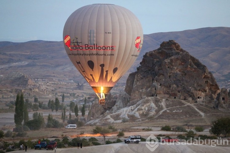 Sıcak hava balonları peribacalarının üstüne süzüldü
