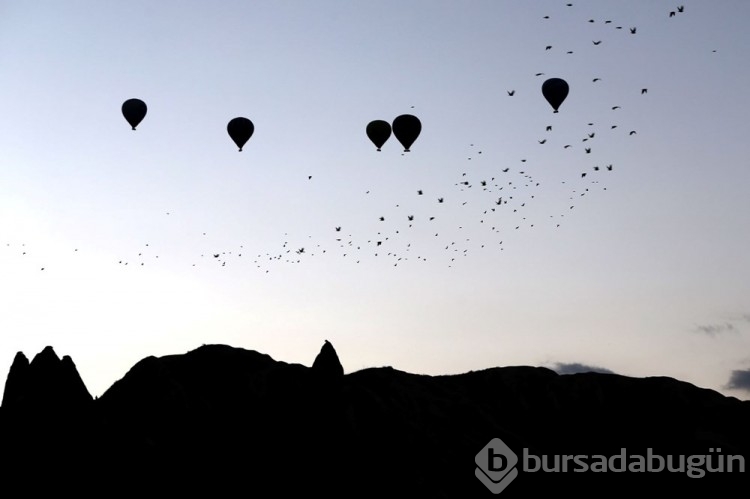 Sıcak hava balonları peribacalarının üstüne süzüldü